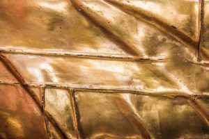 Read more about the article Jak przywrócić blask mosiężnym elementom domowym?